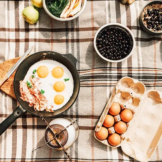 st&oacute;ł zastawiony daniami śniadaniowymi