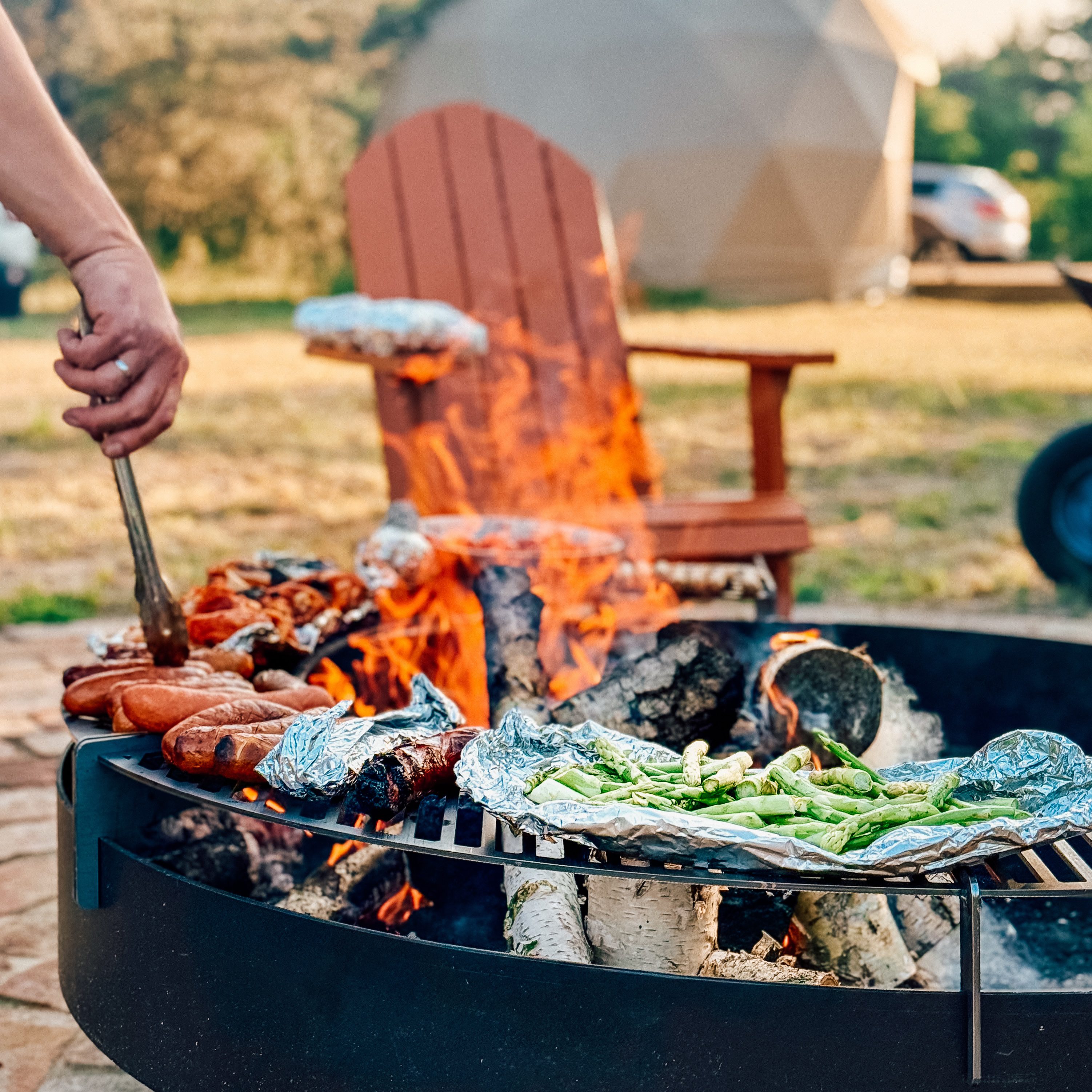 Palenisko na kt&oacute;rym przygotowane są grillowe potrawy