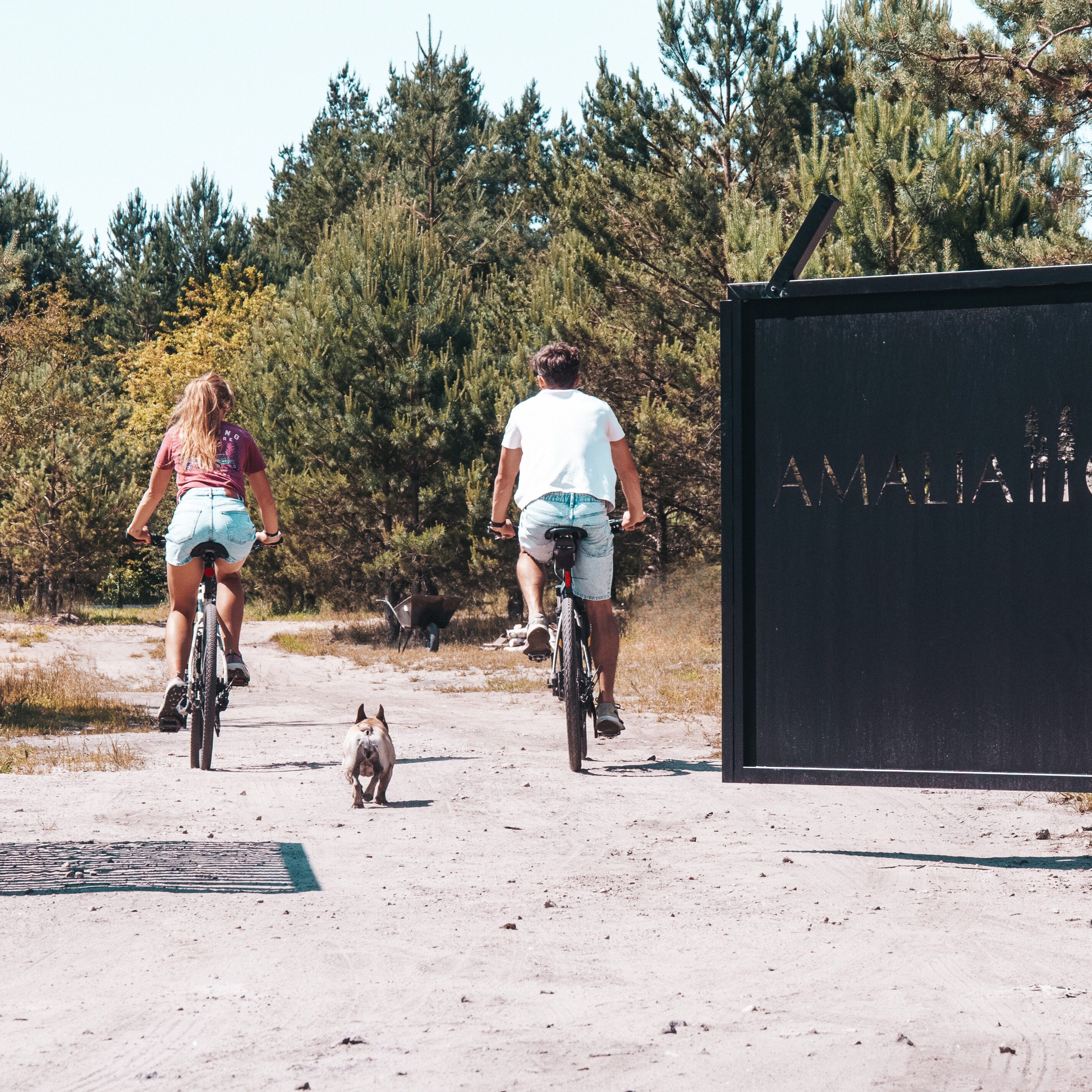 para jadąca na rowerach w Amalia Glamp